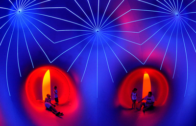 チェコで「ルミナリア」、プラハの街に光とバルーンの迷宮が出現