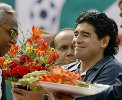 マラドーナ監督 インドのサッカースクール定礎式に出席