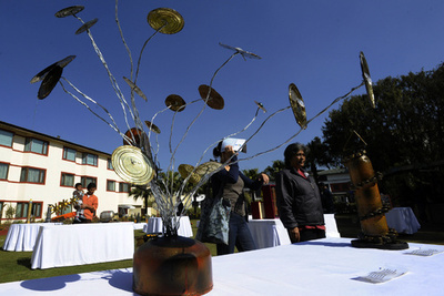 エベレストのごみがアート作品に