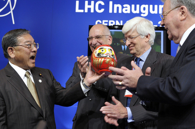 「LHC」実験開始を祝う式典、山内副文科相からだるま贈呈