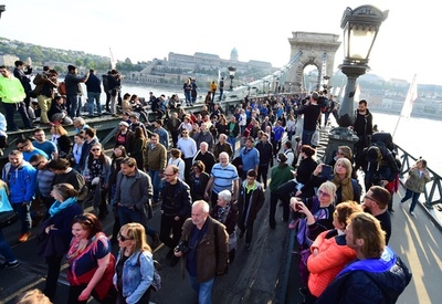 ソロス氏創設の大学守れ、ハンガリー首都で8万人が反政府デモ
