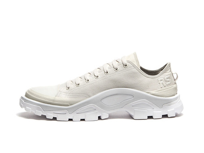 「アディダス バイ ラフ・シモンズ」秋冬、未来的なシルエットの新作モデルも