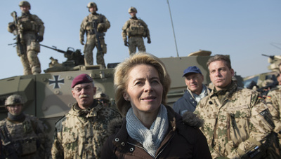 ドイツ初の女性国防相、「家庭に優しい軍」を提唱