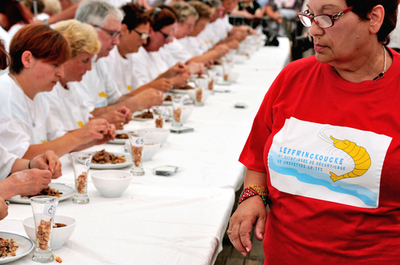 ロンドン五輪に負けない！エビの殻むき大会 フランス