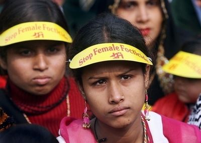 出産前の性別検査通報に報奨金、女児堕胎急増のインド・カシミール