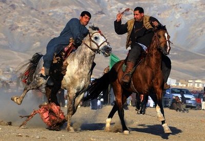 アフガニスタン伝統の騎馬競技、死骸を奪い合う男たち
