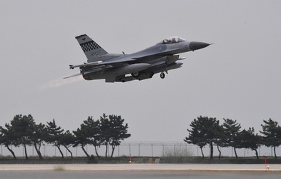 在韓米軍のF16戦闘機、演習中に墜落