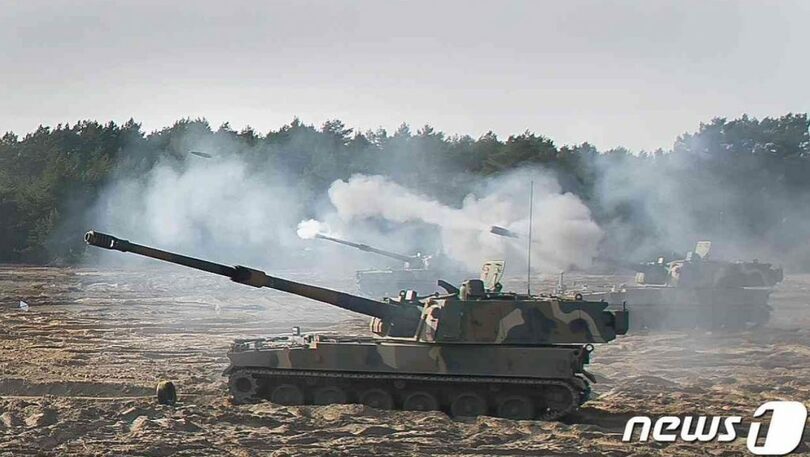ポーランドのトルン砲兵射撃場で標的に向かって砲弾を発射するK9自走砲＝国防省提供(c)news1