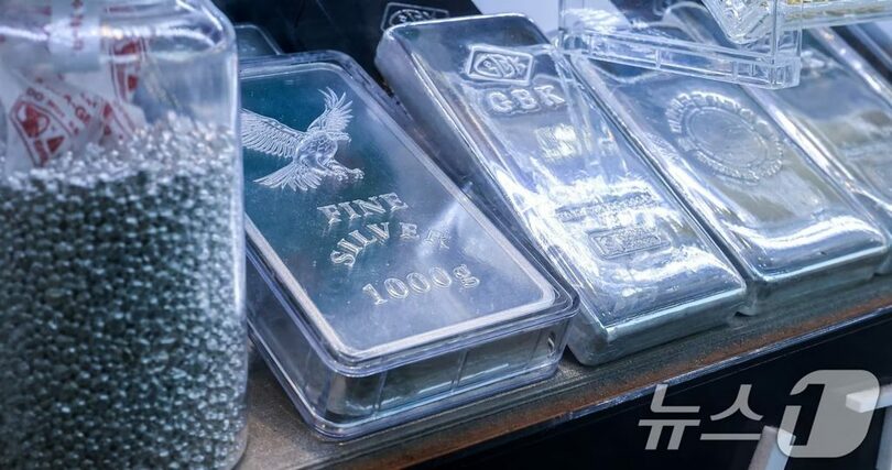 12月11日、ソウル市内の貴金属店に展示されたシルバーバー(c)news1