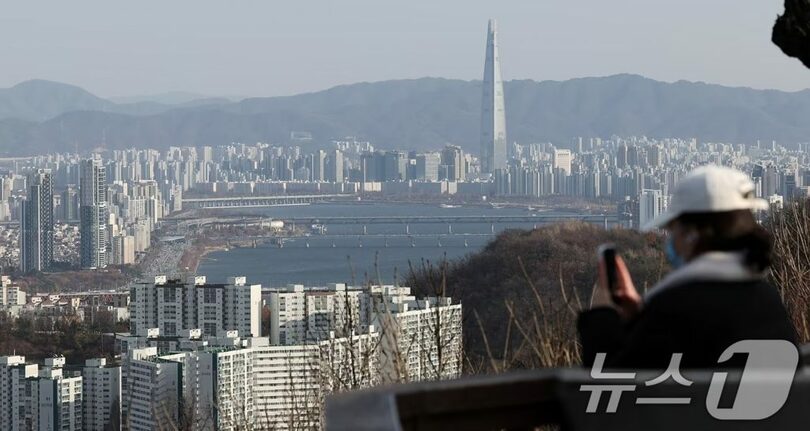 ソウル南山から見下ろしたマンション群(c)news1