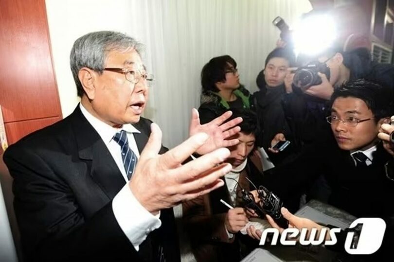 2012年12月14日、ソウル市内で開かれた自著の出版記念会で報道陣の質問に答えるイ・グンアン氏(c)news1