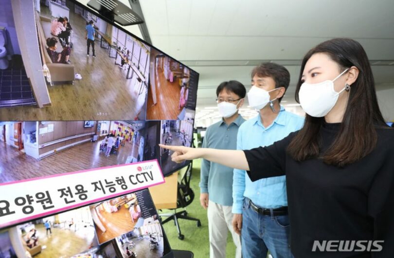 人工知能で映像の中の顔にモザイクを施した知能型CCTV画面（写真=LGユープラス提供）(c)NEWSIS