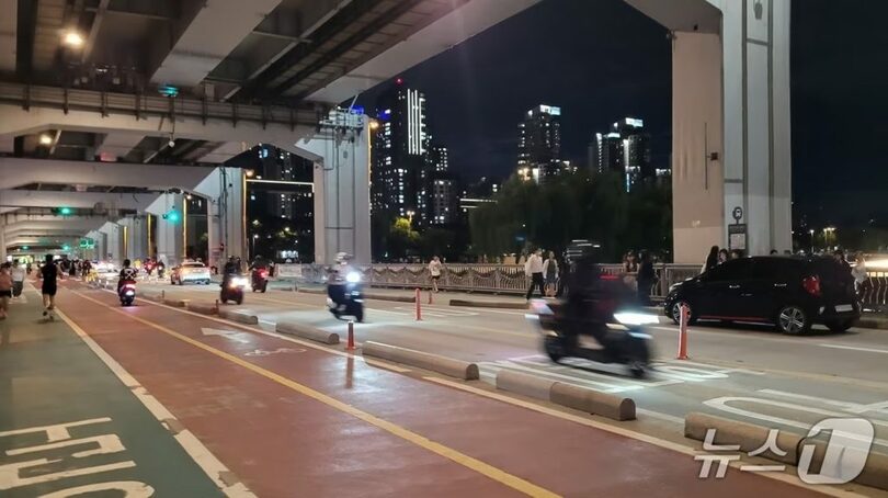 9月13日午後11時ごろ、ソウル瑞草区・潜水橋を疾走するオートバイ＝2025年9月13日(c)news1