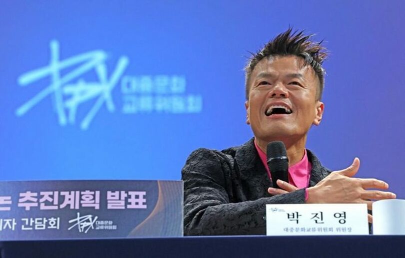 懇談会で質問に答える大衆文化交流委員会のJ.Y. Park共同委員長＝大衆文化交流委員会支援団提供(c)NEWSIS