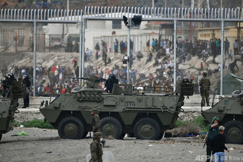 スペイン領セウタに移民8千人殺到 モロッコとの対立深まる