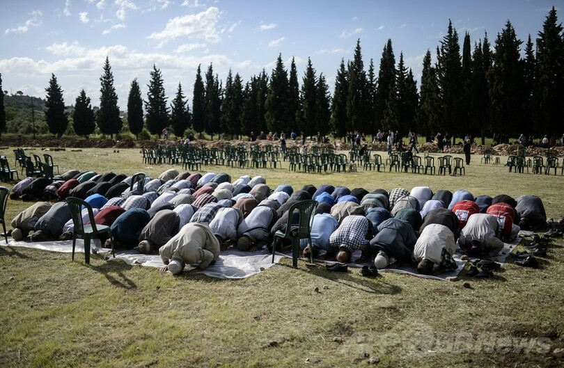 トルコ炭鉱爆発事故、一部犠牲者の遺体を埋葬