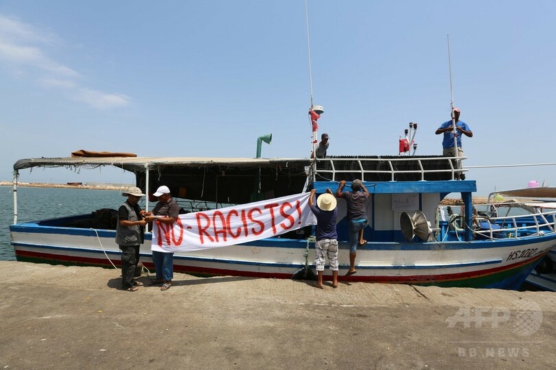 チュニジア漁師、反移民活動家の船追い払う 「レイシストは来るな」