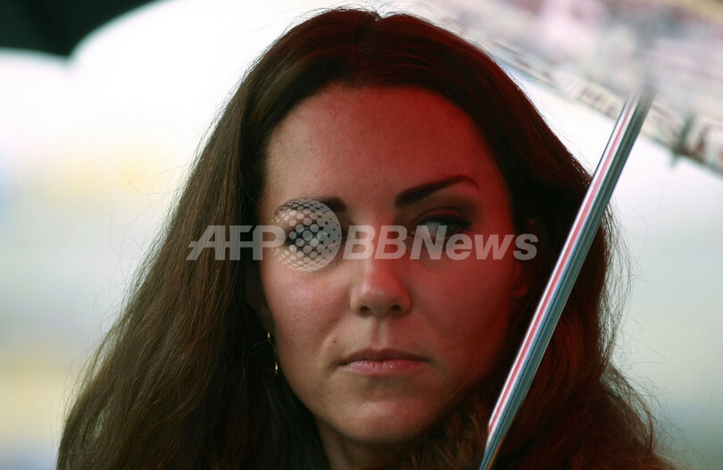 英王子夫妻、仏誌とカメラマンを刑事告訴 トップレス写真掲載で