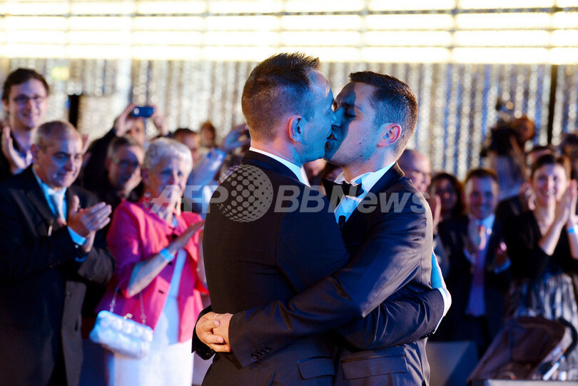 フランス初の同性婚カップル誕生、男性2人が愛誓う