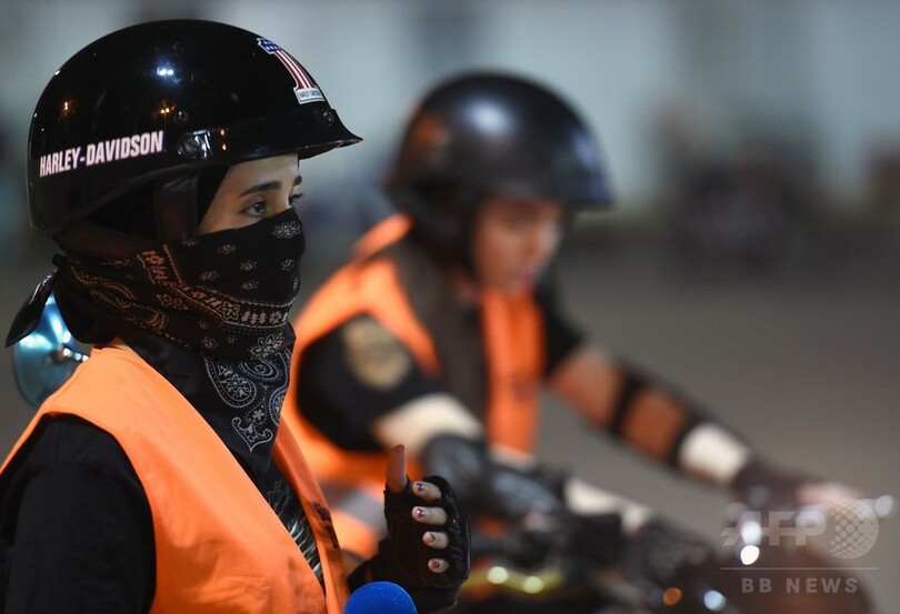 バイクで「自由」を手に、運転解禁を待ちわびるサウジ女性