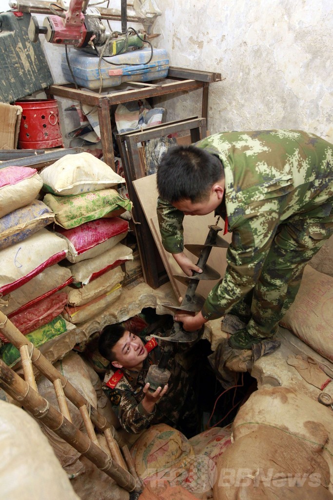 香港と深セン結ぶ密輸トンネル発見、トロッコも完備