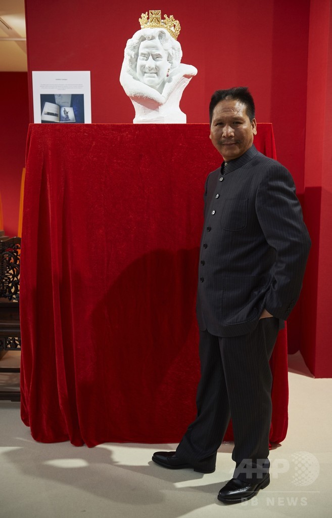 中国人彫刻家が制作の英女王像、T・ハンクスに似ていると話題に