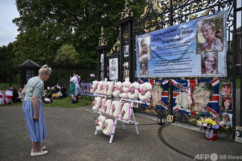 ダイアナ元妃60回目の誕生日 ケンジントン宮殿の門に写真やリース 写真9枚 国際ニュース Afpbb News