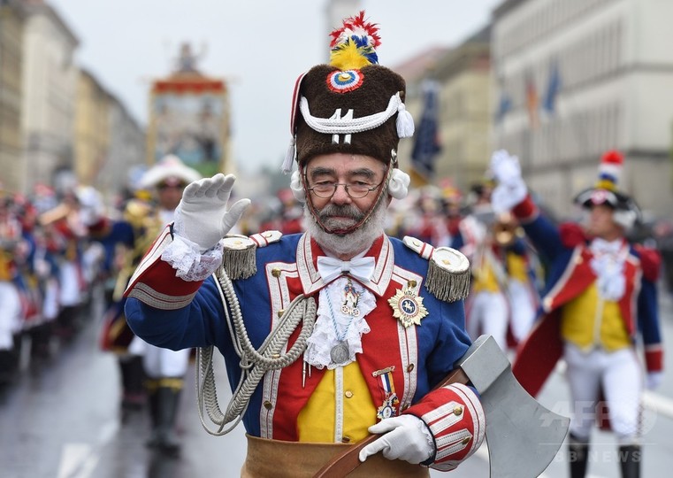 オクトーバーフェスト 伝統衣装のパレード開催 ドイツ 写真21枚 国際ニュース Afpbb News