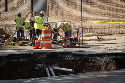 米ニューヨークに巨大なシンクホール 道路呑み込む 写真7枚 国際ニュース Afpbb News