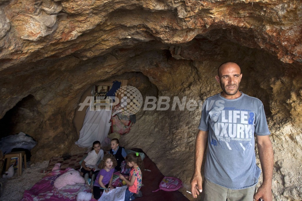 「ブリキの小屋」から「洞窟」へ、家を破壊されたパレスチナ人家族