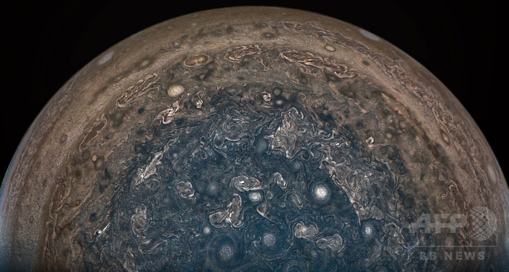 木星の南極上空から見た嵐、無人探査機「ジュノー」が撮影 木星の南極上空から見た嵐、無人探査機「ジュノー」が撮影