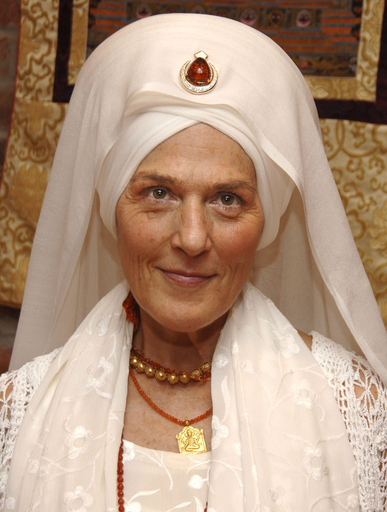 ヨガ教室のグランド・オープニングにモデルのクリスティ・ターリントン