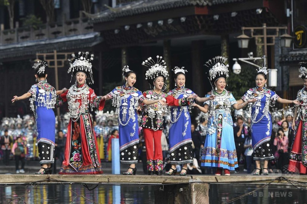 きらびやかな民族衣装が古城に映える 中国・湖南 写真6枚 国際ニュース