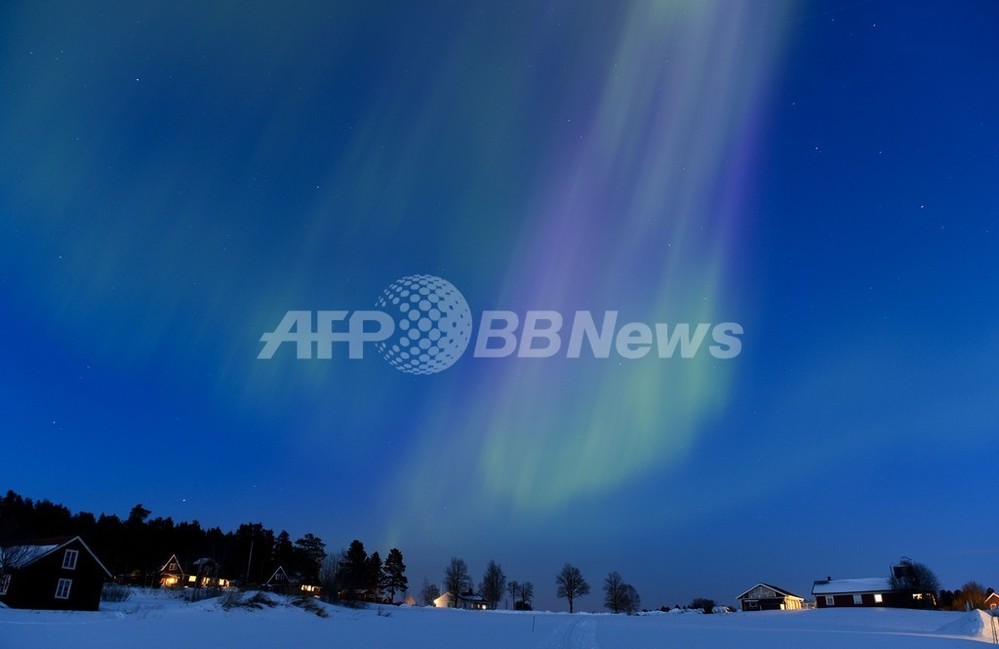 エメラルドグリーンのオーロラ、スウェーデン 写真7枚 国際ニュース