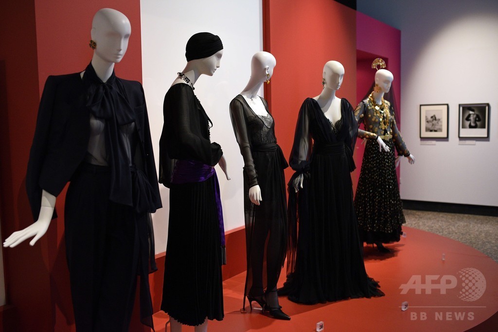 イヴ・サンローラン回顧展、英バウズ博物館で開催