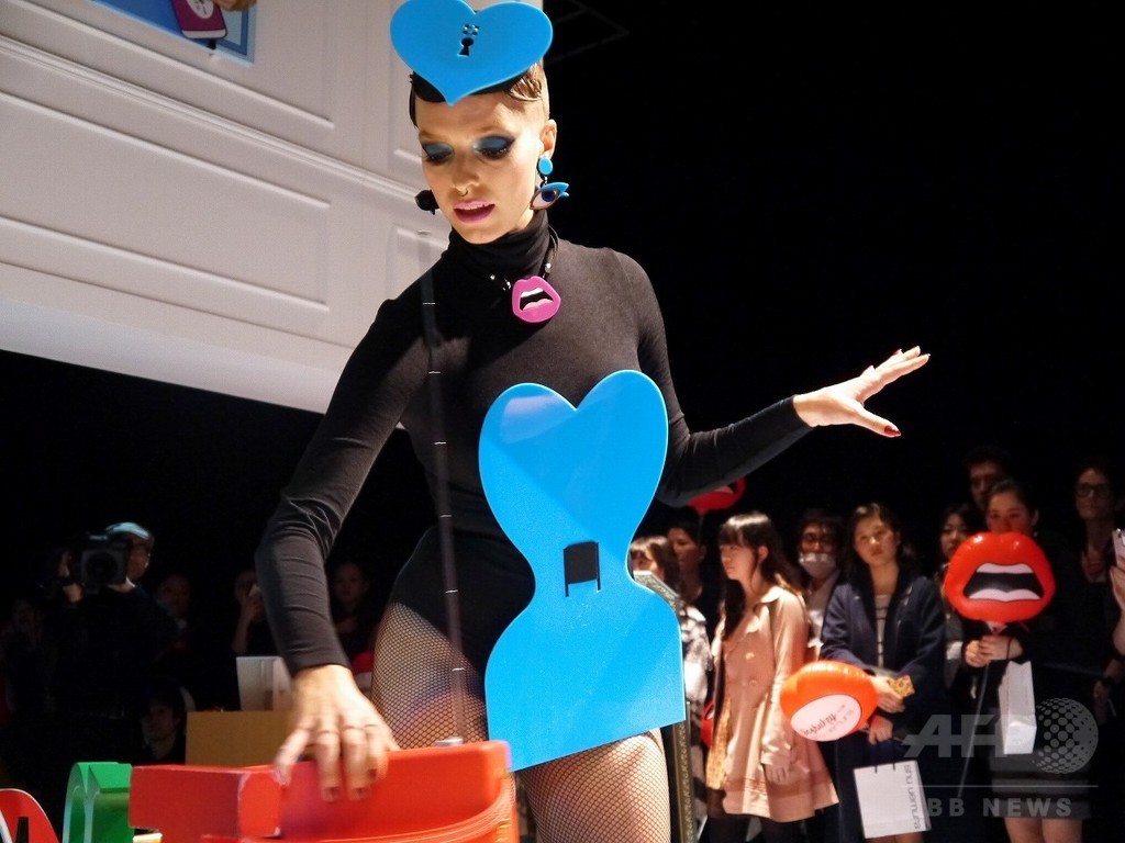 『ヤズブキー for シュウ ウエムラ』発売記念イベントにデザイナー本人も登場