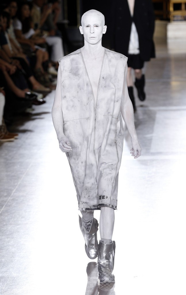 全身真っ白のモデルも リック オウエンス 15年春夏メンズ 写真22枚 マリ クレール スタイル Marie Claire Style