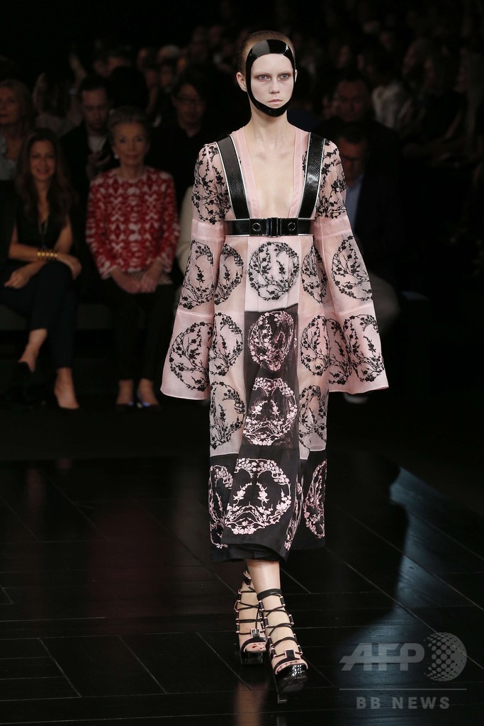 アンティークの着物をモチーフに、「アレキサンダー・マックイーン」15年春夏 