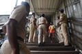 インド・ムンバイで、鉄道駅に至る歩道橋で起きた事故の現場を歩く治安要員ら（2017年9月29日撮影）。(c)AFP/PUNIT PARANJPE