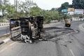 インド北東部アッサム州グワハティで、市民権改正法案（CAB）に対する抗議デモの後に残された破壊された車両（2019年12月13日撮影）。(c)Sajjad  HUSSAIN / AFP