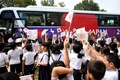 熊本市内の小学校を訪問したフランスの選手を見送る児童たち（2019年9月26日撮影）。(c)FRANCK FIFE / AFP