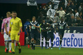 サッカーフランス杯2012-13（French Cup 12-13）は31日、決勝が行われ、ボルドー（FC Girondins de Bordeaux）が3-2で格下のエヴィアン・トノン・ガイヤールFC（Evian Thonon Gaillard FC）を下し、26年ぶりの優勝を飾った。

後半8分にチーム2得点目を挙げ、チームメイトに祝福されるボルドーのアンリ・サイヴェ（Henri Saivet、2013年5月31日撮影）。(c)AFP/THOMAS SAMSON