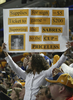 写真は、プラカードを見せてアピールするセイバーズファン。(c)AFP/Getty Images Rick Stewart