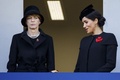 英ロンドンで開かれた第1次世界大戦終結100年記念式典に出席したドイツのフランクワルター・シュタインマイヤー大統領夫人（左）とヘンリー王子の妻のメーガン妃（2018年11月11日撮影）。(c)Tolga AKMEN / AFP