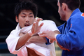 ロンドン五輪は1日、エクセル（ExCeL London）で柔道男子90キロ級3位決定戦が行われ、日本の西山将士（Masashi Nishiyama）はロシアのキリル・デニソフ（Kirill Denisov）を判定の末に退け、銅メダルを獲得した。

ロシアのキリル・デニソフ（右）と対戦する日本の西山将士（2012年8月1日撮影）。(c)AFP/FRANCK FIFE