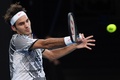 全豪オープンテニス、男子シングルス4回戦。フォアハンドを打つロジャー・フェデラー（2017年1月22日撮影）。(c)AFP/SAEED KHAN