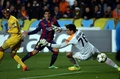 サッカー欧州チャンピオンズリーグ2014-15（UEFA Champions League 2014-15）グループF第5節、アポエル・ニコシア（APOEL Nicosia）対FCバルセロナ（FC Barcelona）。先制点を決めるFCバルセロナのルイス・スアレス（Luis Suarez、中央、2014年11月25日撮影）。(c)AFP/PATRICK BAZ