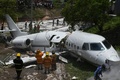 中米ホンジュラスのトンコンティン空港で、滑走路を外れて大通りに突っ込み大破した航空機（2018年5月22日撮影）。(c)AFP PHOTO / Orlando SIERRA