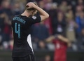 サッカー欧州チャンピオンズリーグ、グループF第4節、バイエルン・ミュンヘン対アーセナル。頭を抱えるアーセナルのペア・メルテザッカー（2015年11月4日撮影）。(c)AFP/GUENTER SCHIFFMANN