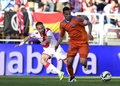 14-15スペイン1部リーグ第34節、ラージョ・バジェカーノ対バレンシア。ラージョ・バジェカーノのナチョ（左）とボールを競るバレンシアのロドリゴ（2015年4月30日撮影）。(c)AFP/JAVIER SORIANO